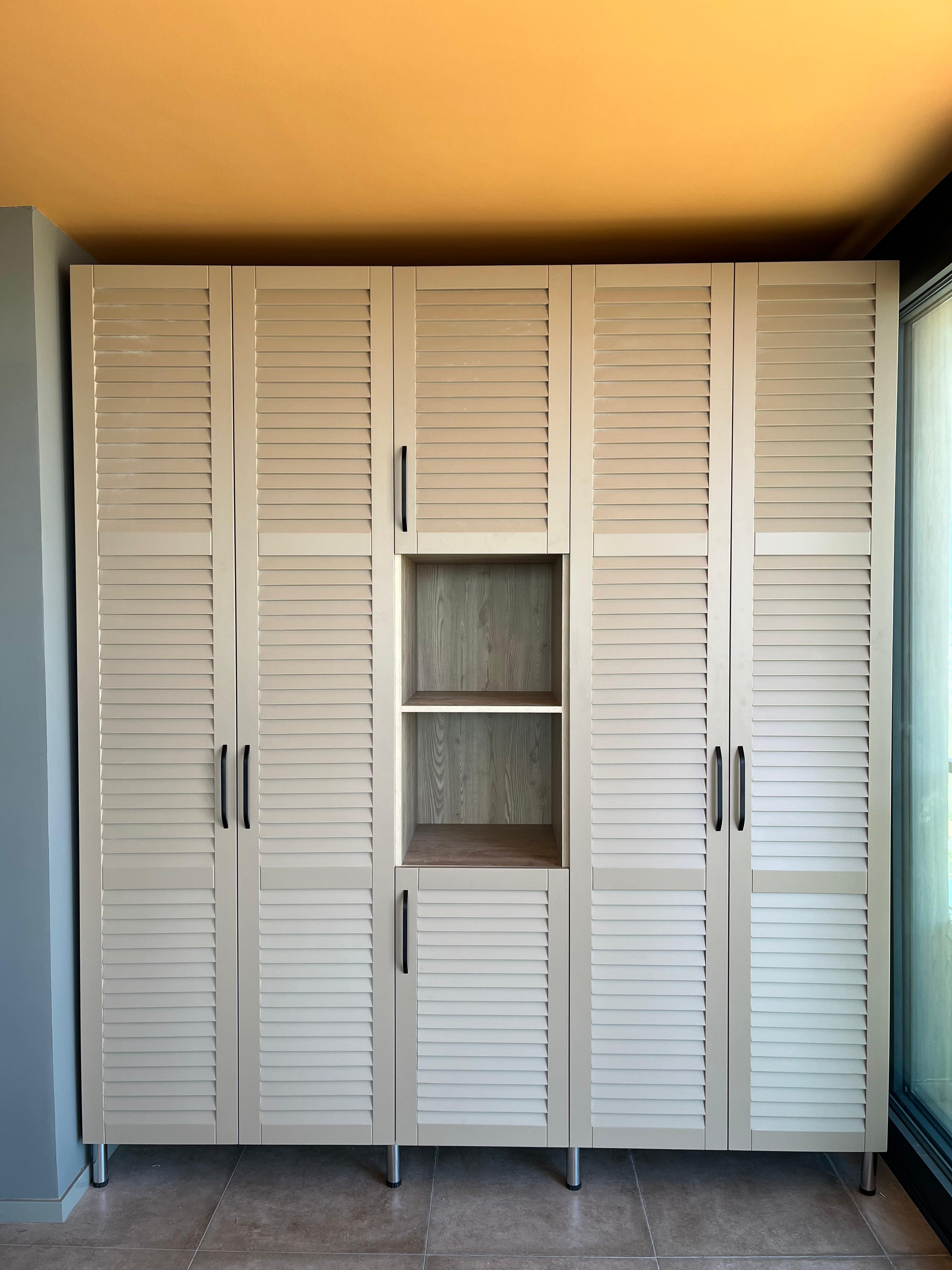 Kapuçino panjur (jaluzi) kapaklı, ortası açık raflı balkon depolama dolabı