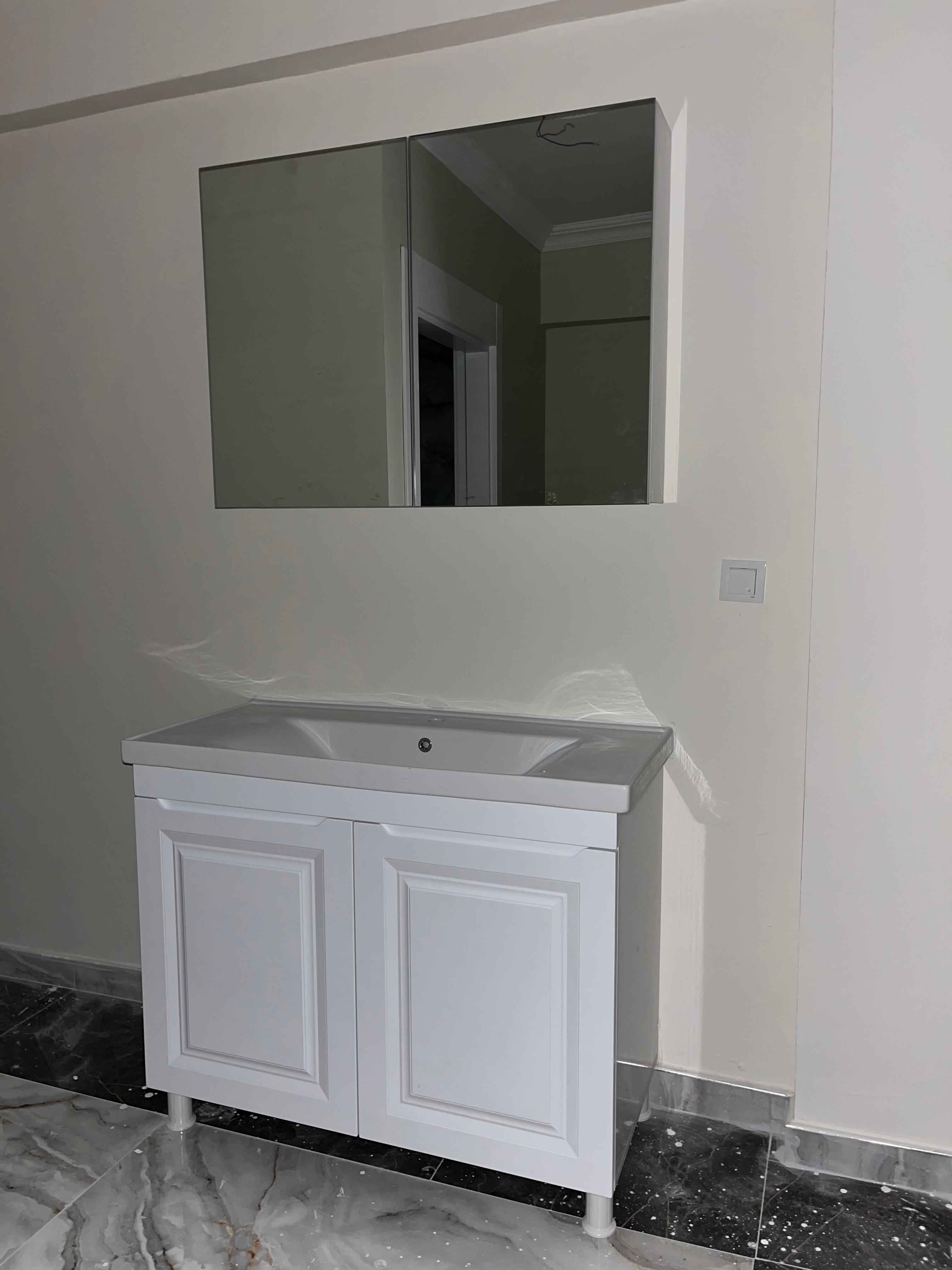 Klasik kapaklı beyaz banyo alt dolabı ve aynalı üst dolap