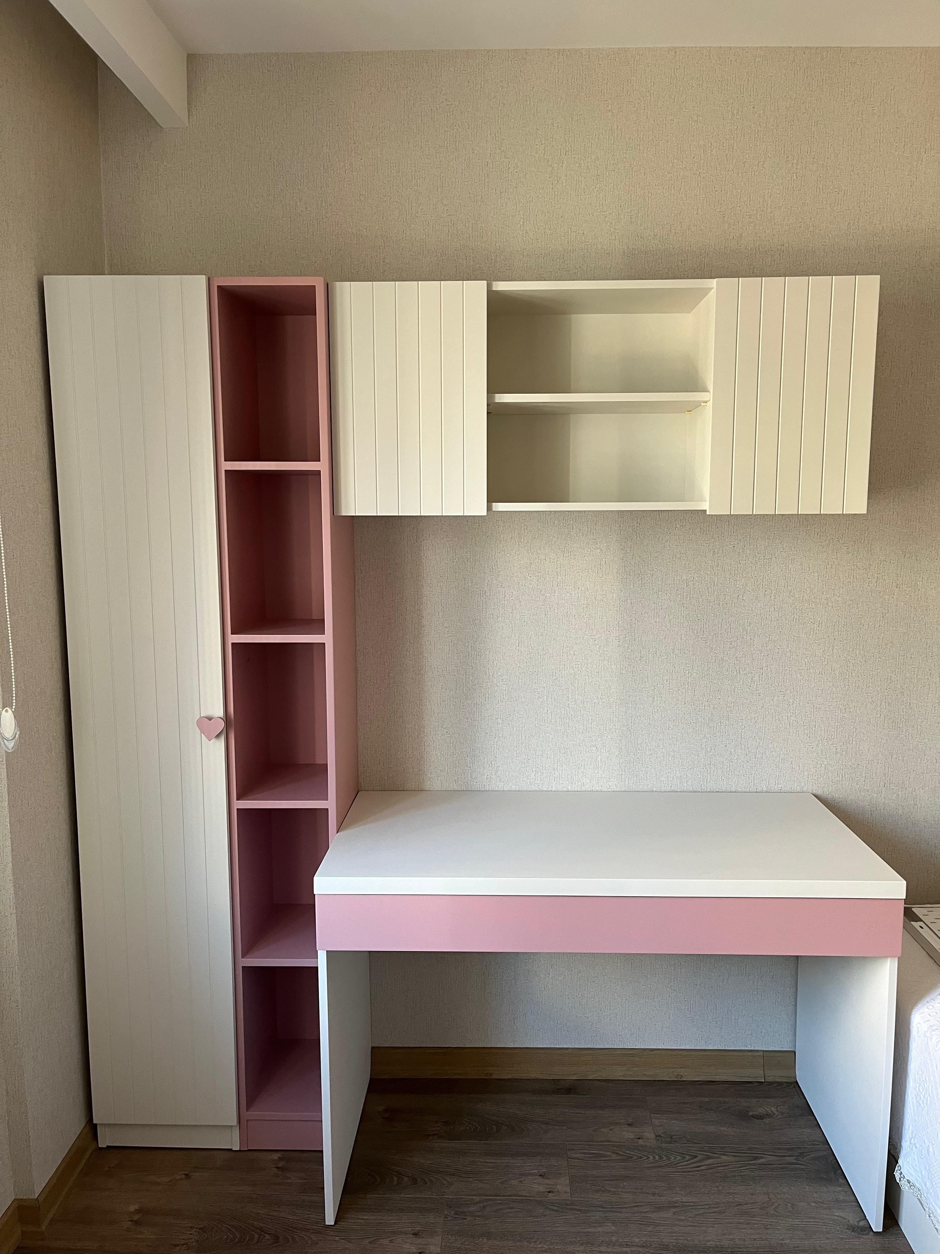 Beyaz ve pembe çocuk odası çalışma masası, kalp kulplu dolap ve açık kitaplık