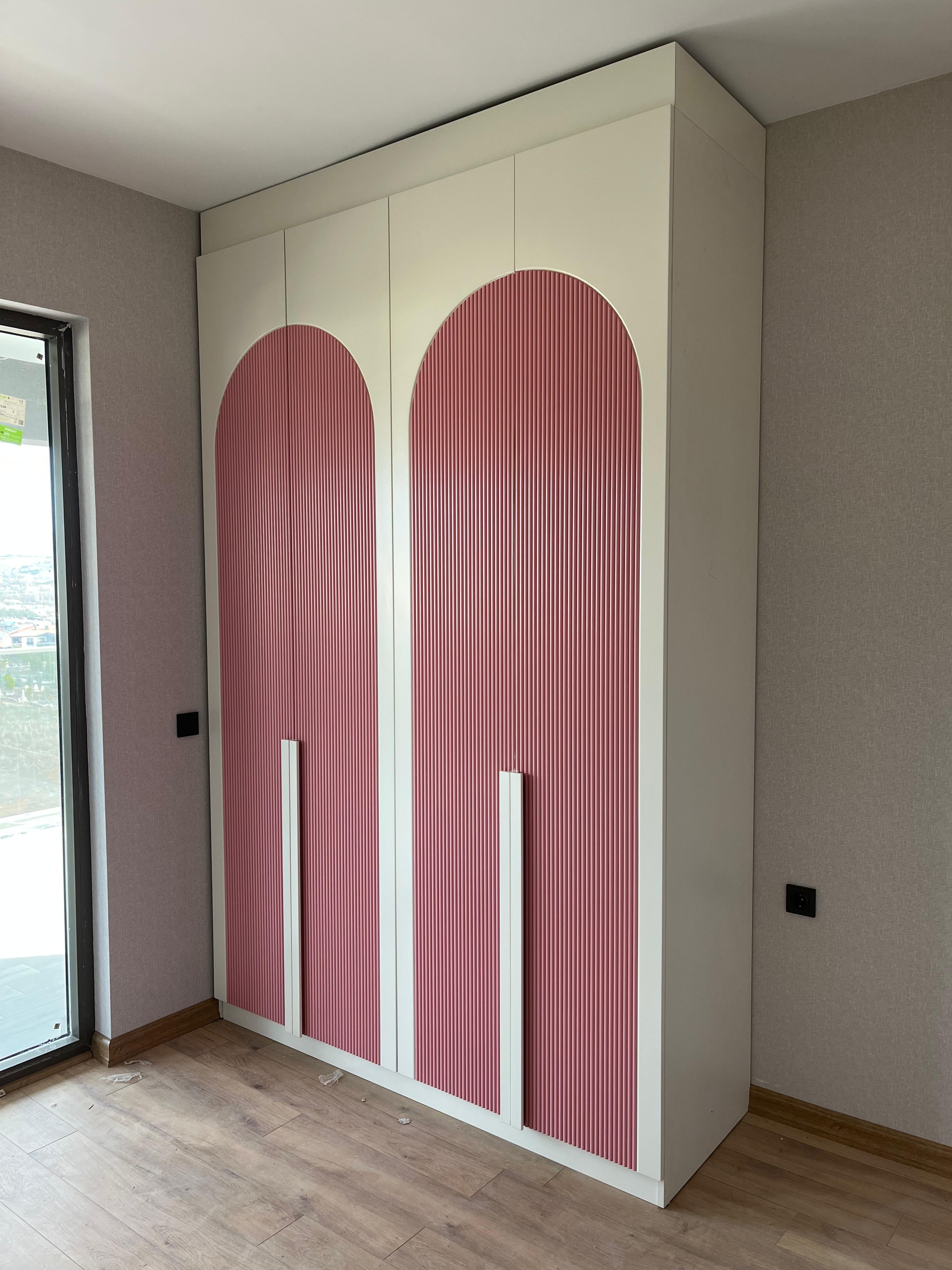 Krem gövdeli, pembe çıtalı kemer panelli kişiye özel genç kız odası gardırobu