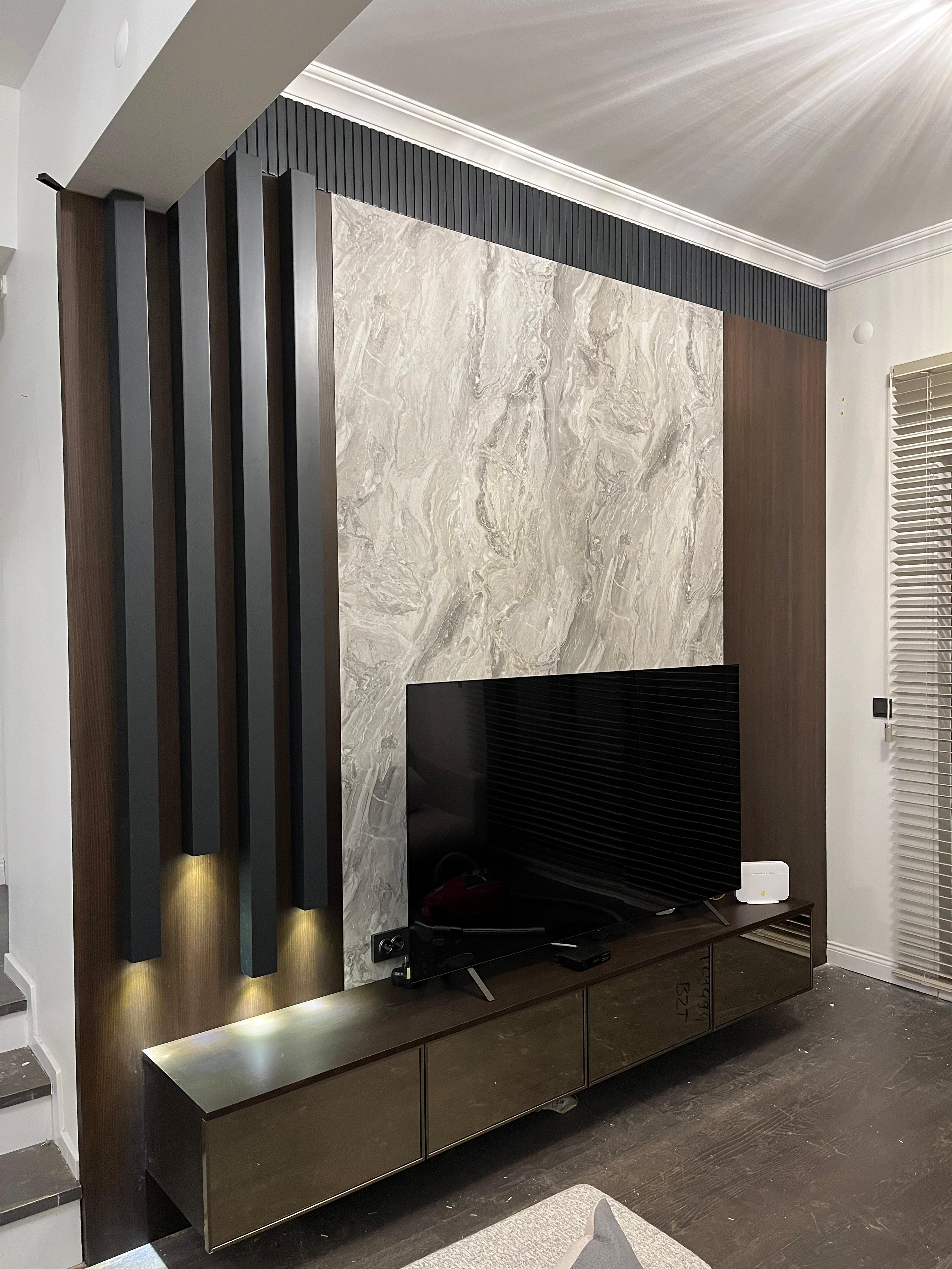 Ceviz kaplama, mermer panel ve LED aydınlatmalı siyah çıta detaylı modern TV duvar ünitesi — Woodiko Ankara